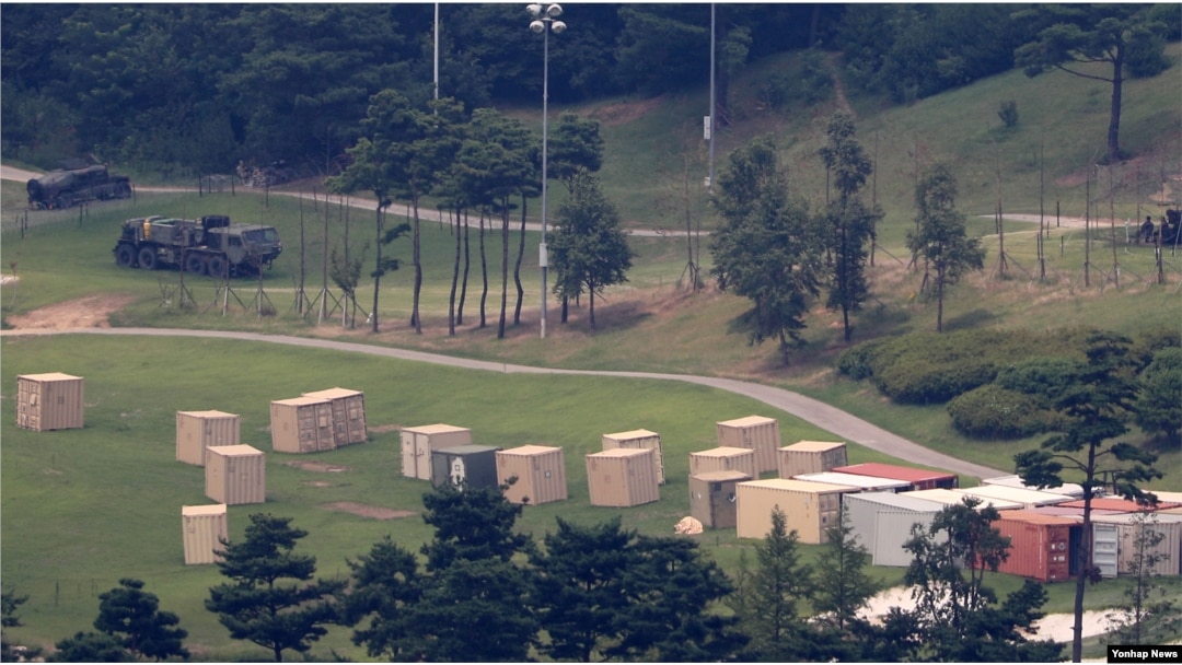 28일 오후 경북 성주 주한미군 사드 기지에 미군 장비가 놓여 있다. 이날 한국 국방부는 사드 기지에서 진행해온 소규모 환경영향평가 이외 일반 환경영향평가도 실시할 것이라고 발표했다.