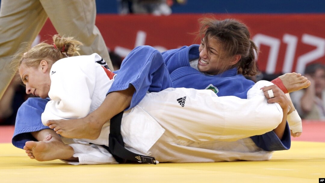 Sarah Menezes, de Brasil (en azul) aplica una llave a la rumana Alina Dumitru, durante la ronda final de la competición de judo en 48 kgs, que ganó finalmente la brasileña.