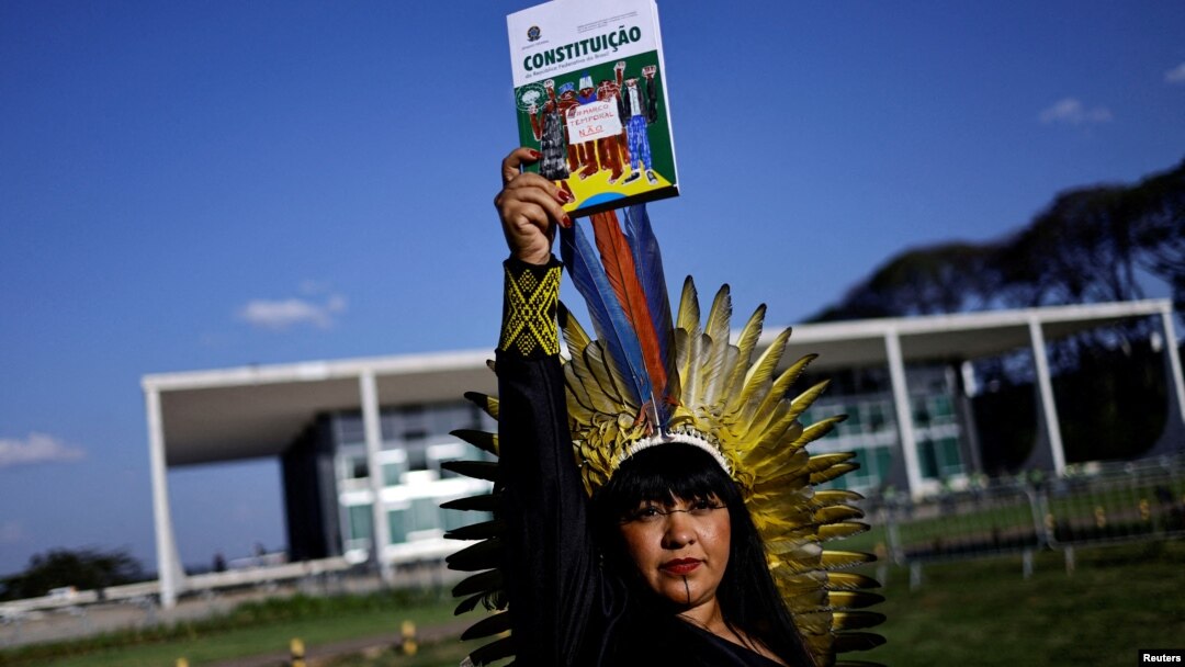Una indígena brasileña xokleng celebra fallo del Supremo Tribunal Federal que consagró derechos sobre la tierra a los indígenas en Brasilia, Brasil, el 21 de septiembre de 2023.