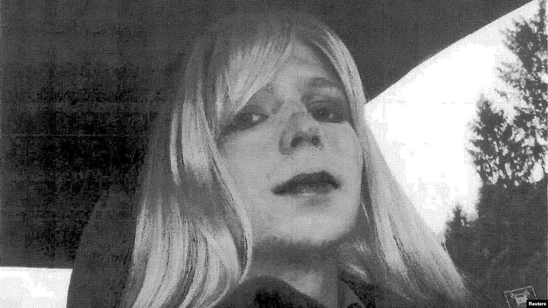 Fotografía de Bradley Manning vestido de mujer.
