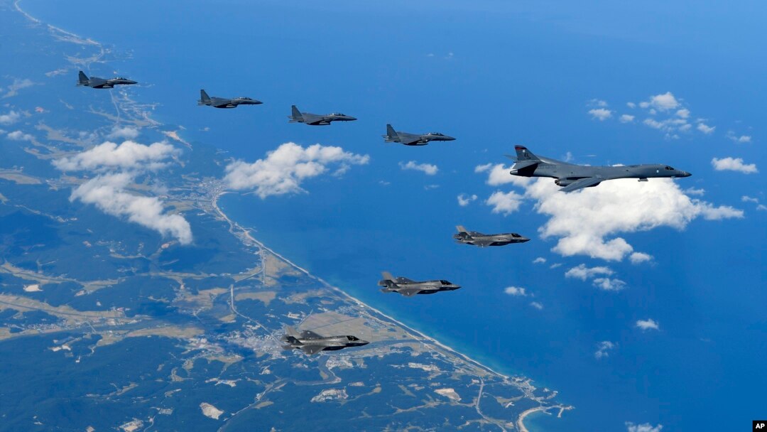 미 공군 B-1B 폭격기와 F-35B 스텔스 전투기들이 한국 공군 F-15K 전투기들과 한반도 상공에서 훈련하고 있다. (자료사진)