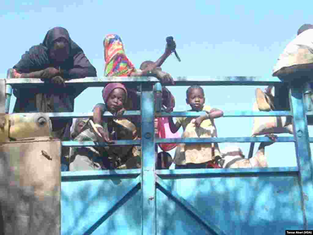 'Yan ci-ranin Jamhuriyar Nijar a cikin babbar mota da ake kwashe su domin mayar da su gida