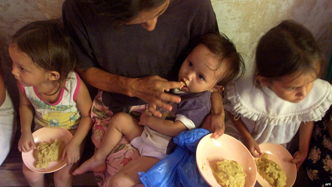 La región norte de Centroamérica expone seria vulnerabilidad en inseguridad alimentaria. En la imagen una madre alimenta a sus hijos gracias a un programa internacional de asistencia en Honduras. (Foto archivo)