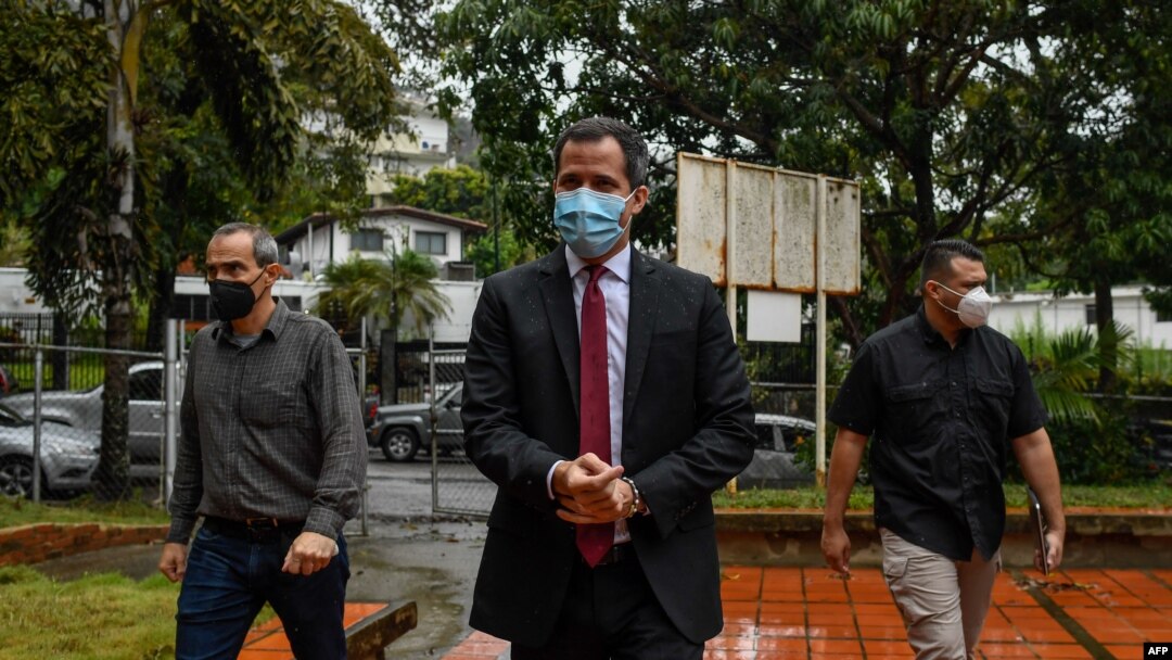 El líder opositor venezolano Juan Guaidó llega para ofrecer una conferencia de prensa en Prados del Este, Caracas, Venezzuela, el 29 de abril de 2021.