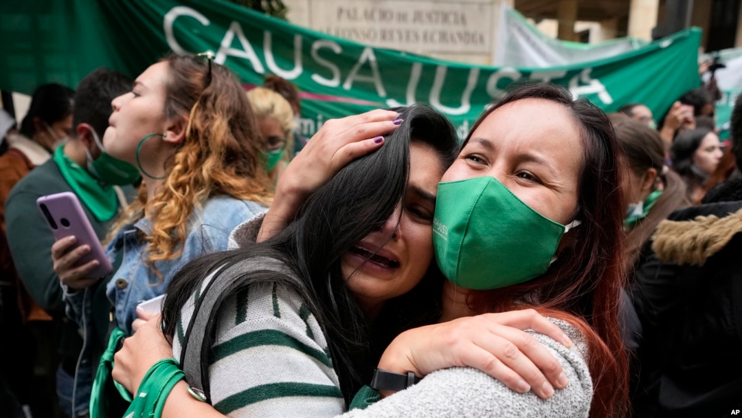 ARCHIVO - Activistas celebran después de que la Corte Constitucional aprobara la despenalización del aborto, levantando todas las limitaciones del procedimiento hasta la semana 24 de embarazo, en Bogotá, Colombia, el 21 de febrero de 2022. 