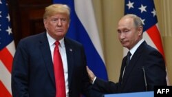 Tổng thống Mỹ Donald Trump (trái) và Tổng thống Nga Vladimir Putin rời khỏi cuộc họp bao chung tại Dinh Tổng thống ở Helsinki, Phần Lan, ngày 16/7/2018.