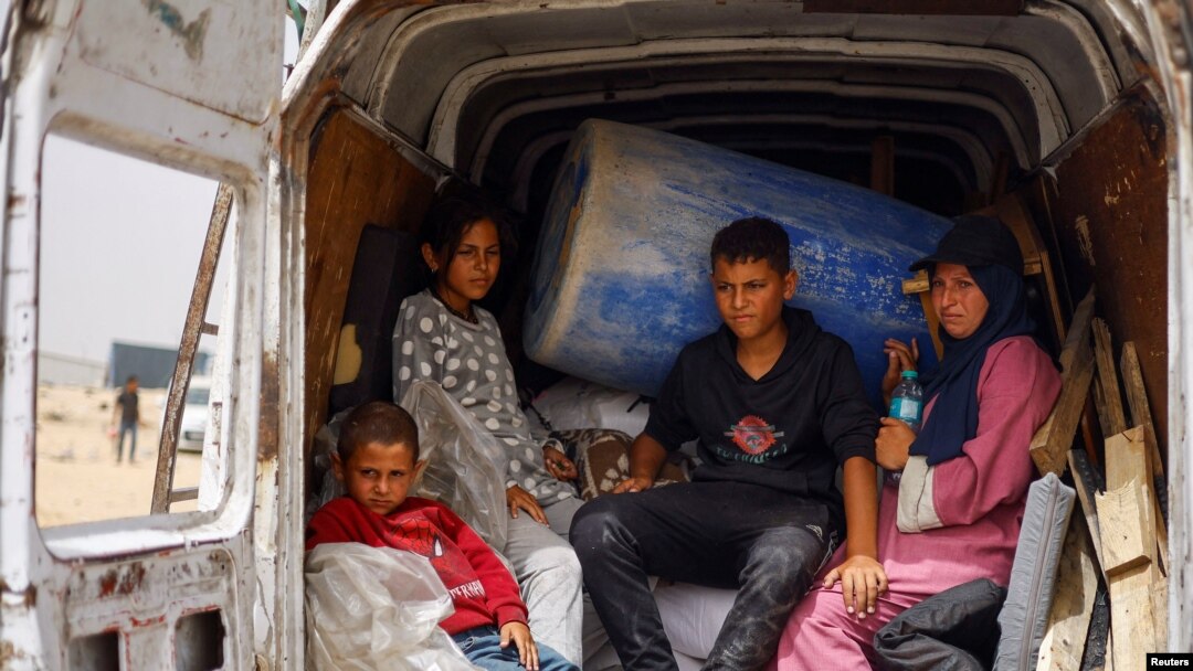 Palestinianos fogem de Rafah na sequência de um ataque israelita a uma área designada para os deslocados