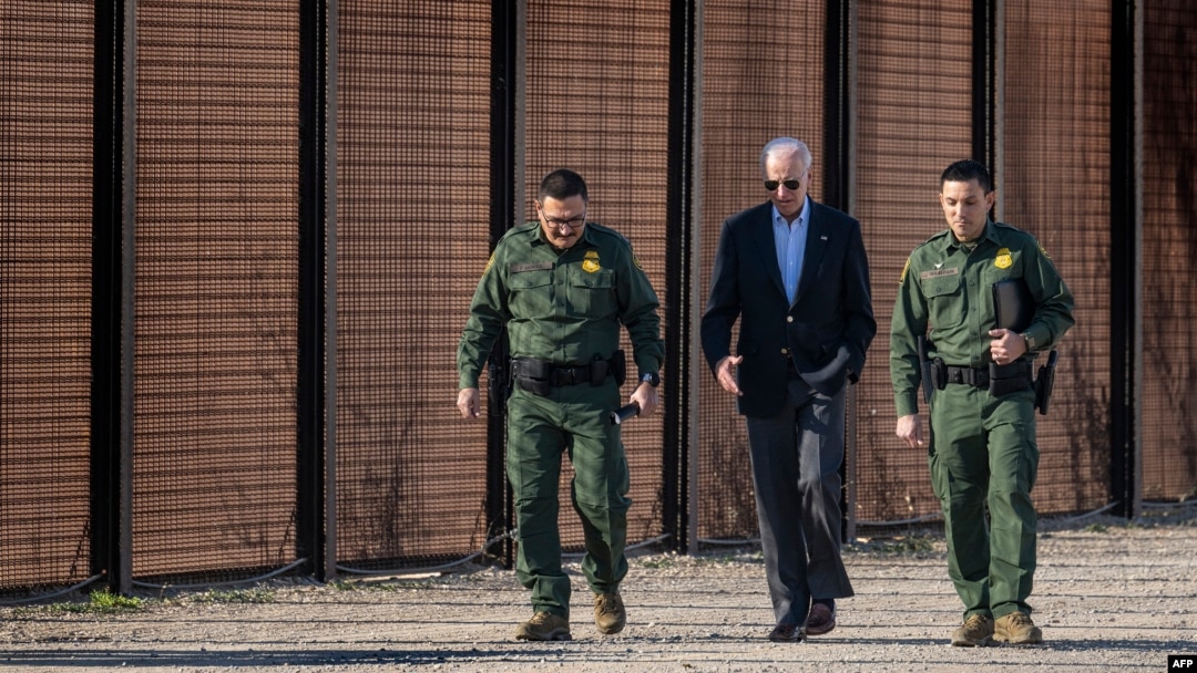 El presidente de Estados Unidos, Joe Biden, habla con funcionarios de Aduanas y Protección Fronteriza de Estados Unidos mientras visita la frontera entre Estados Unidos y México en El Paso, Texas, el 8 de enero de 2023.