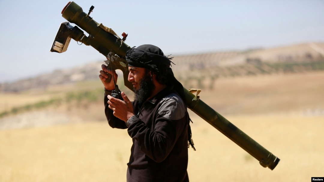 Suriyada Bashar Assad hukumatiga qarshi jang qilayotgan al-Nusra fronti jangarisi