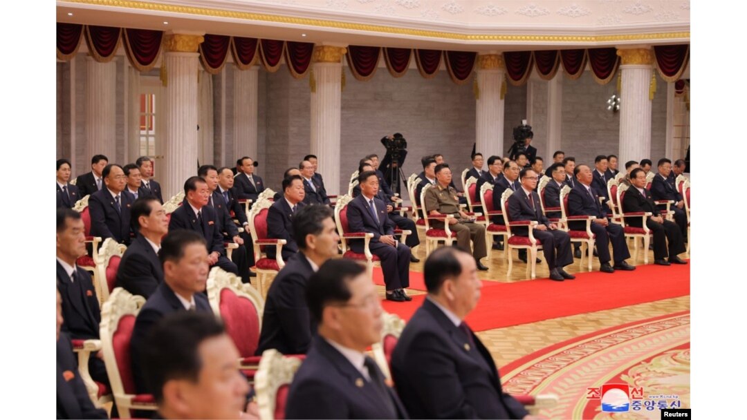 9일 북한 노동당 중앙위 본부청사에서 열린 9.9절 기념 행사 중 간부들이 김정은 북한 국무위원장의 연설을 듣고 있다.