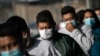 Inmigrantes mexicanos cruzan el puerto de entrada de Matamoros, en México, tras ser deportados por el Gobierno de EE. UU., el 24 de febrero de 2021.