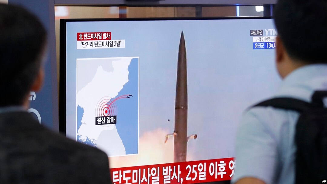 지난 31일 한국 서울역에 설치된 TV에서 북한의 미사일 발사 관련 속보가 나오고 있다.