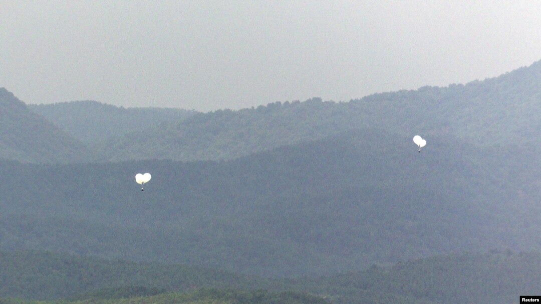 5일 한국 파주 비무장지대 인근 상공에 북한이 날려보낸 쓰레기 풍선이 관측돼고 있다.