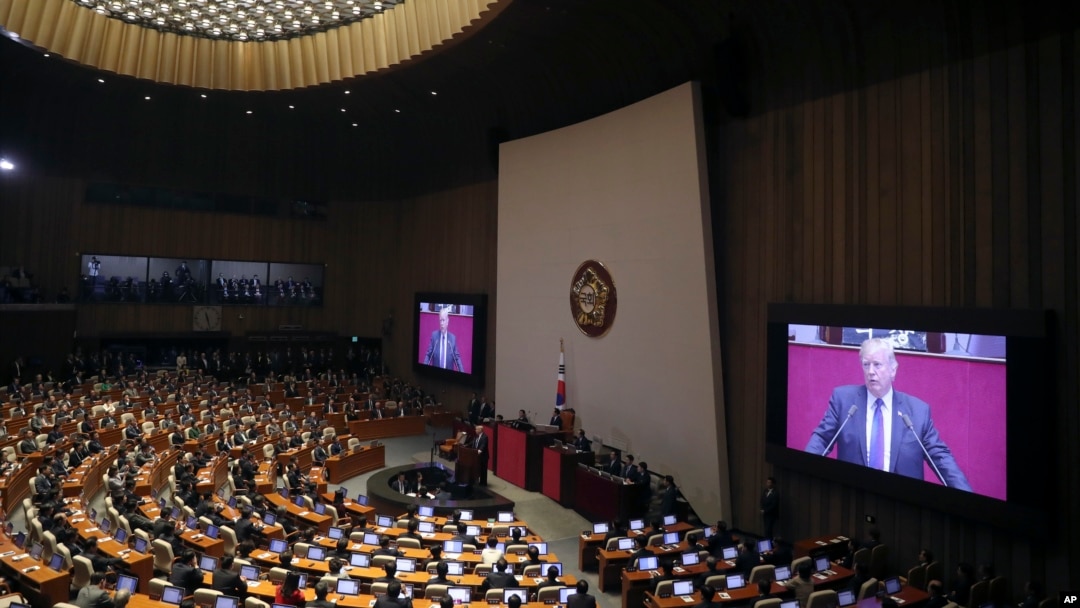 도널드 트럼프 미국 대통령이 8일 한국 국회에서 연설하고 있다.