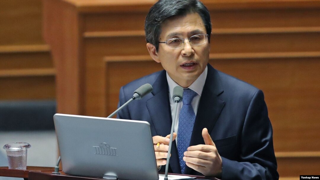 황교안 한국 국무총리가 19일 열린 국회 본회의에서 여야 의원의 사드배치 관련 현안 질문에 답하고 있다.