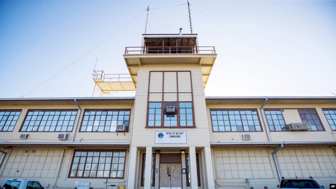 ARCHIVO - En esta fotografía revisada por funcionarios militares de Estados Unidos puede verse el edificio de la Oficina de Comisiones Militares, el 18 de abril de 2019, en la base naval de la bahía de Guantánamo, Cuba.