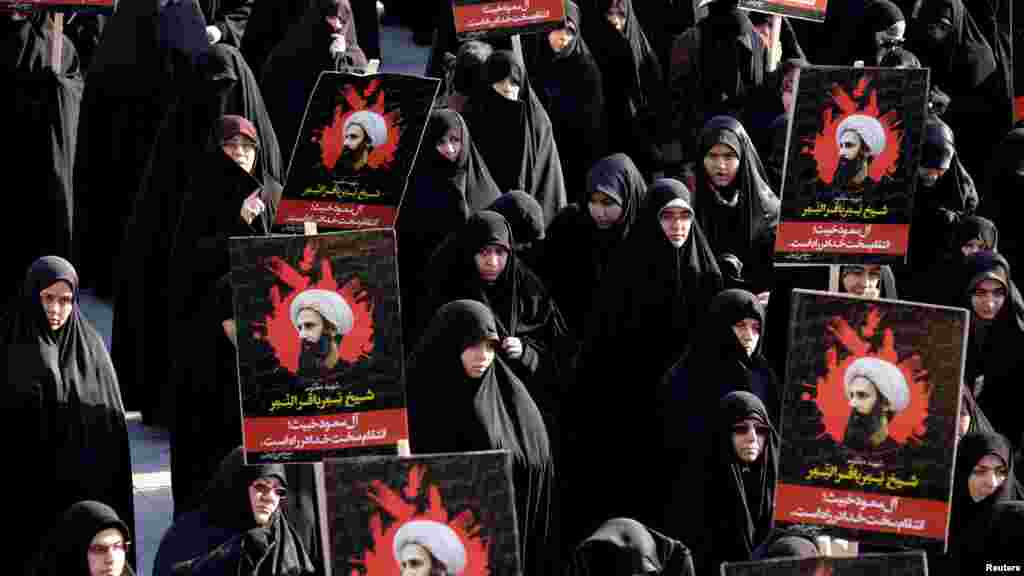 Masu Zangazanga A Filin Taron Imam Hussain Na Kasar Iran Dauke Da Hoton Malamin 'yan Shi'ar Da Kasar Saudiyya Ta Yanke Ma Hukuncin Kisa, Janairu 4, 2016. 