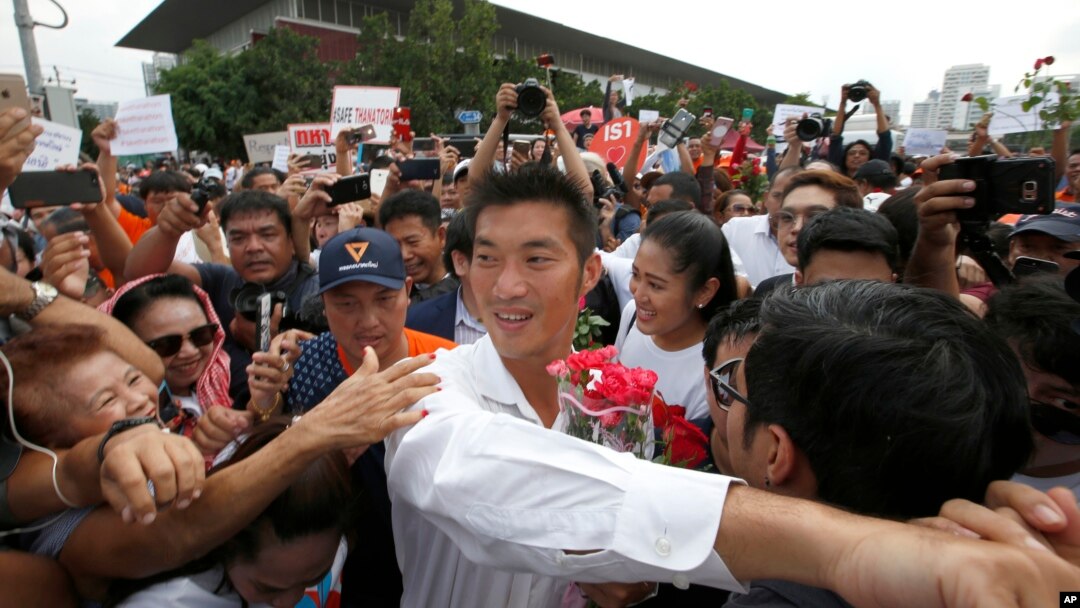 Thailand's Future Forward Party leader Thanathorn Juangroongruangkit, center, is mobbed by his supporters upon arrival at a police station Bangkok, Thailand, April 6, 2019. 