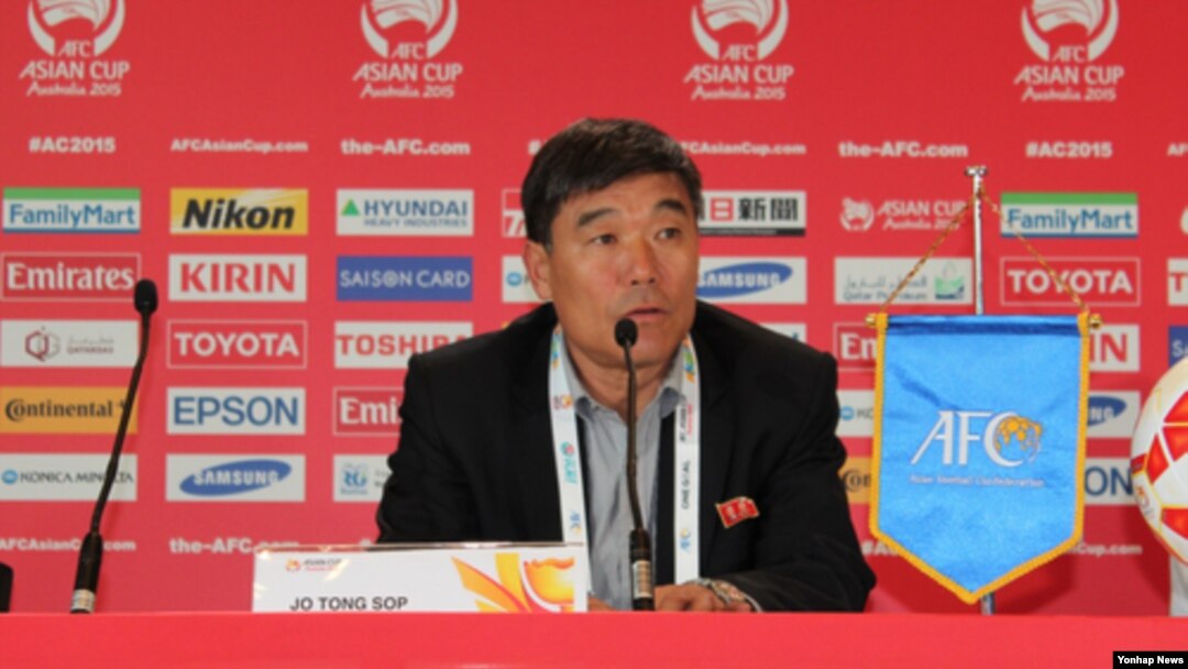 9일 호주에서 개막한 2015 아시안컵 축구대회에 참가한 북한 축구대표팀의 조동섭 감독이 시드니 올림픽파크 경기장에서 공식 기자회견을 하고 있다. (자료사진)