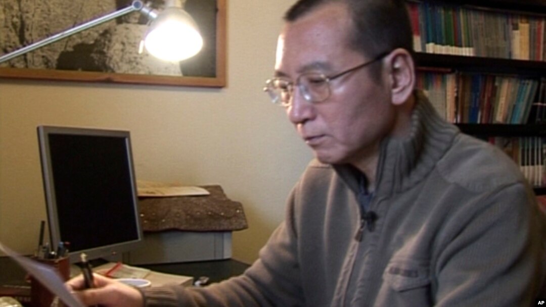 視頻截圖顯示劉曉波在家裡閱讀一個文件（2008年1月6日）