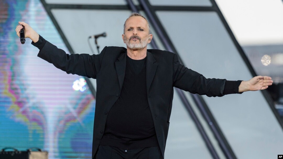 El astro español Miguel Bosé durante su presentación en RiseUp As One en Cross Border Xpress en San Diego, California, el 15 de octubre de 2016. 