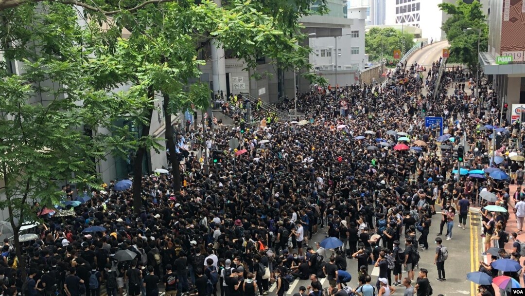 香港灣仔總部外的抗議民眾(2019年6月21日) (美國之音湯惠芸拍攝)