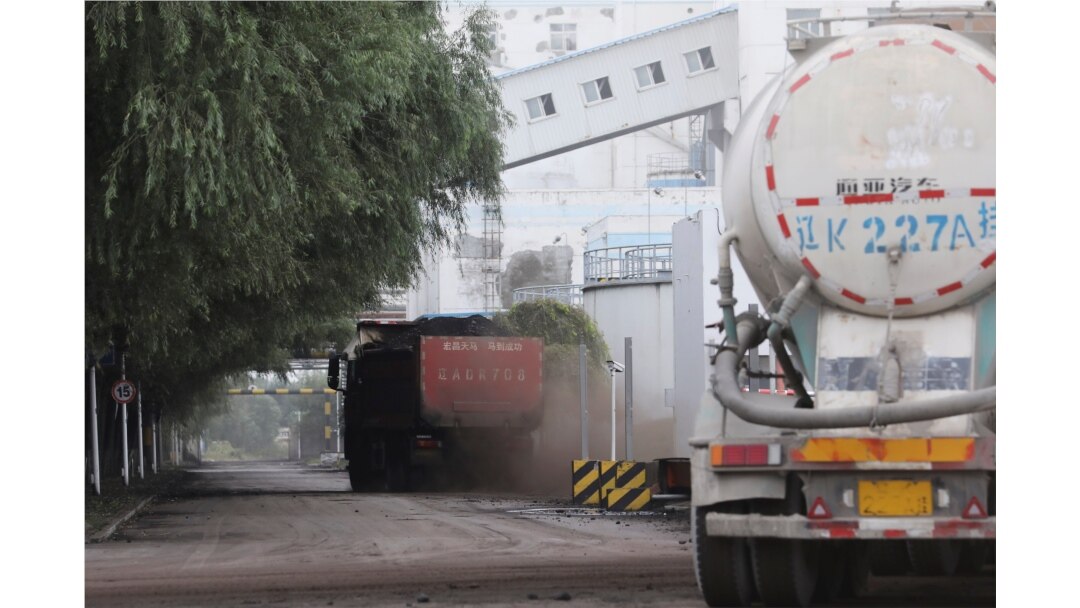 一輛運煤的卡車將煤炭運到中國遼寧瀋陽的一個煤電廠。 (2021年9月29日)