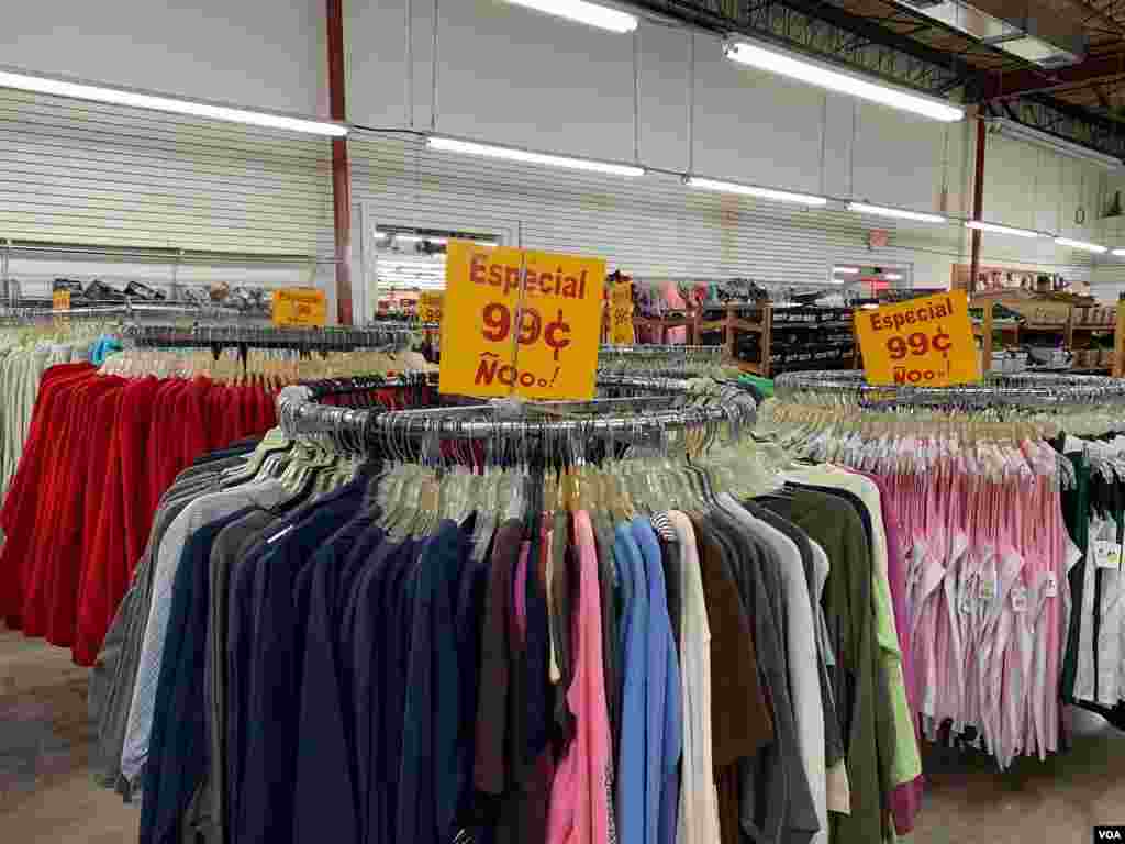 Atestados pasillos exhiben desde ropas y zapatos hasta medicamentos en el negocio de Serafín Blanco, en Hialeah, Miami.