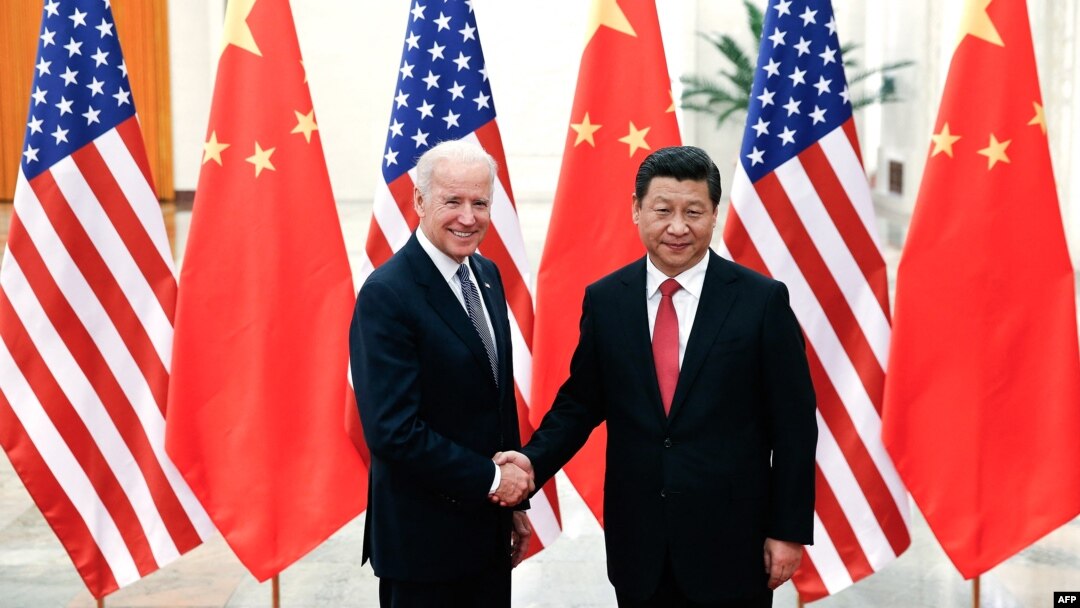 Chinese President Xi Jinping (R) shakes hands with US Vice President Joe Biden (L) inside the Great Hall of the People in Beijing on December 4, 2013 AFP PHOTO / POOL (Photo by LINTAO ZHANG / POOL / AFP)
