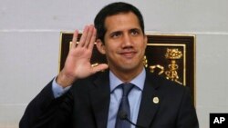 La Asamblea Nacional Constituyente, que responde al presidente en disputa Nicolás Maduro, ordenó el martes 2 de abril de 2019 retirar la inmunidad parlamentaria al presidente encargado Juan Guaidó. 