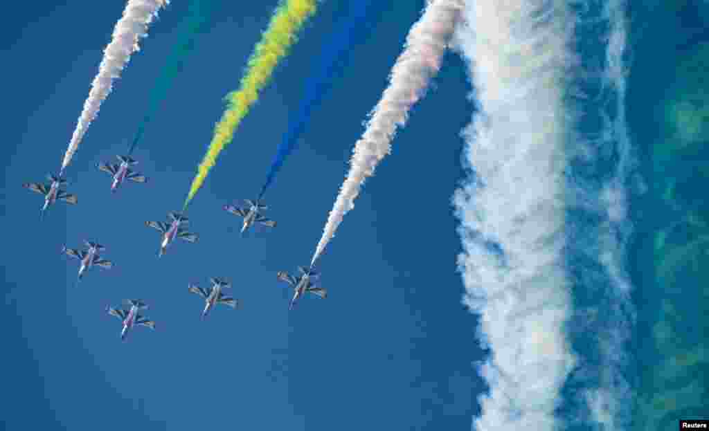 J-10 fighter jets of Bayi aerobatic team of Chinese People's Liberation Army (PLA) Air Force perform during the China International Aviation and Aerospace Exhibition, or Zhuhai Airshow, in Zhuhai, Guangdong province, Nov. 6, 2018.