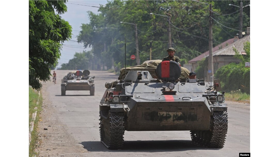 Los miembros del servicio de las tropas prorrusas viajan en un vehículo de combate de infantería durante la guerra en Ucrania, en la ciudad de Lysychansk en la región de Lugansk, Ucrania, 4 de julio de 2022. REUTERS/Alexander Ermochenko