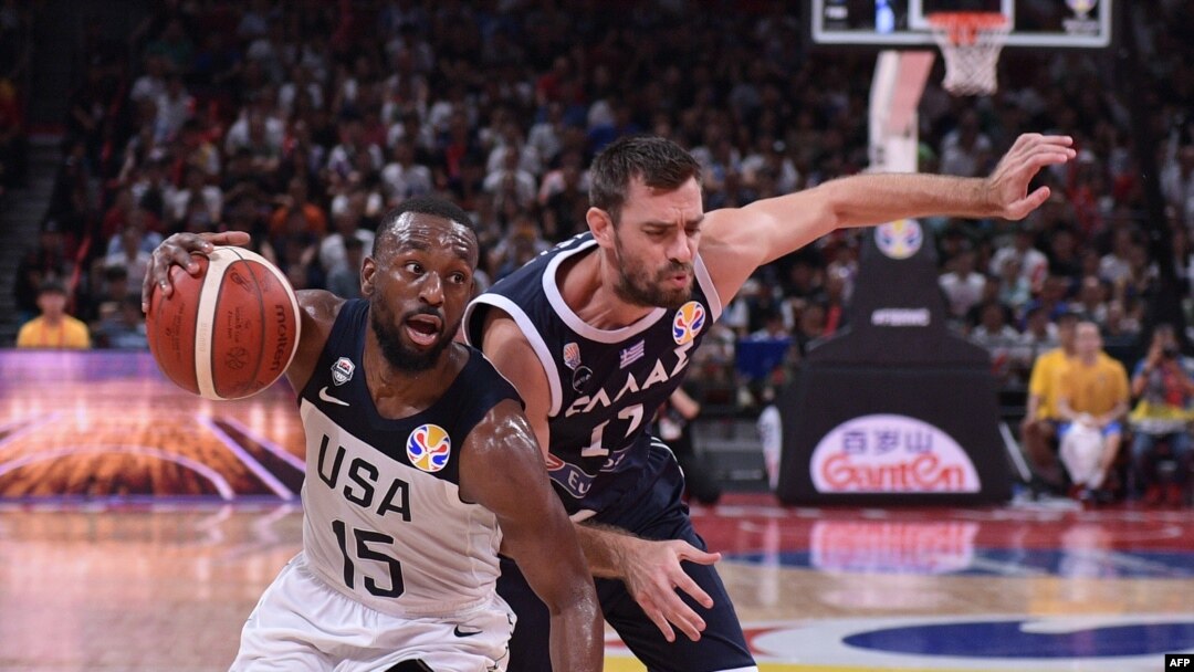 Kemba Wlaker (G) mosani ya USA aleki Evangelos Matzans ya Grèce na lisano ya group K na Coupe du monde ya baskeball na Shenzhen, Chine, 7 septembre 2019.