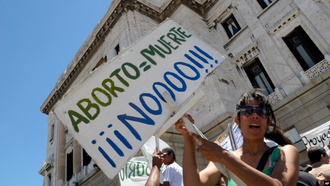 La legislación que despenaliza el aborto en Uruguay tiene dividido al país.