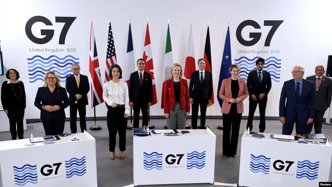 영국 리버풀 주요7개국(G7) 외교·개발 장관회의 참석자들이 12일 일정을 마무리하며 기념 촬영하고 있다. 
