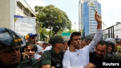 Leopoldo López fue escoltado el martes por la Guardia Nacional durante su detención en Caracas.