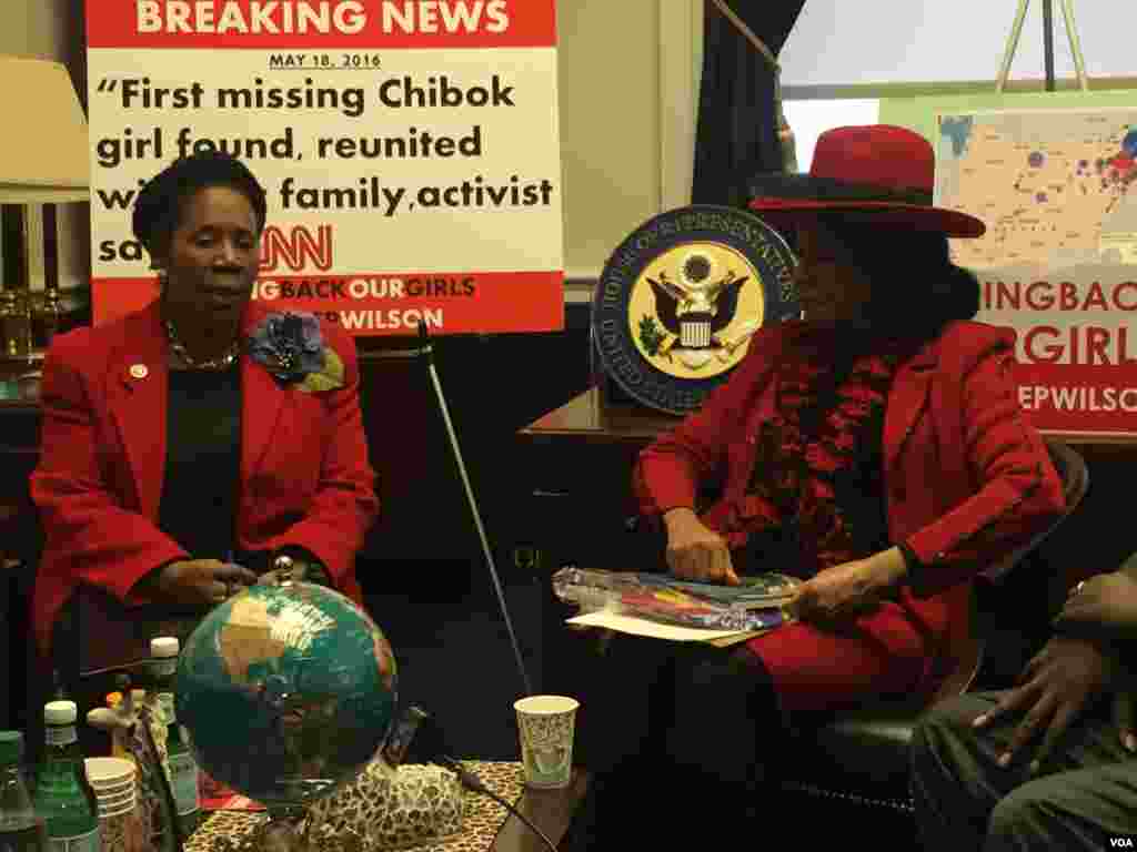 'Yar Majalisar Wakilai Frederica Wilson na murnar samun nasarar dokar da ta gabatar gaban Majalisa.