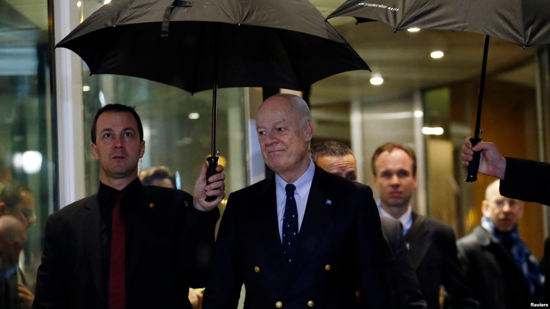 U.N. mediator for Syria Staffan de Mistura (R) arrives for a news conference on the Syrian peace talks outside President Wilson hotel in Geneva, Switzerland Feb. 3, 2016. 