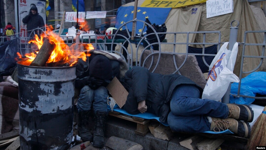 Namoyishchilar Kiyevda palatkalarda tunamoqda, Ukraina, 5-dekabr, 2013-yil