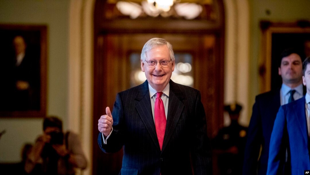 El líder de la mayoría del Senado Mitch McConnell celebra el alcance de un nuevo acuerdo para ayuda adicional a pequeños negocios y hospitales.