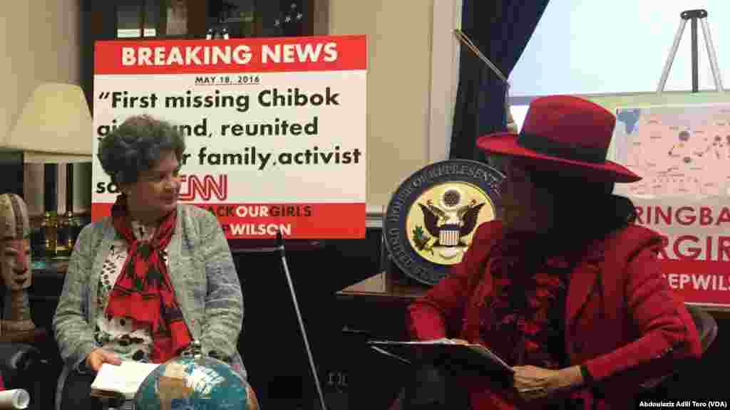 'Yar Majalisar Wakilai Frederica Wilson na murnar samun nasarar dokar da ta gabatar gaban Majalisa.