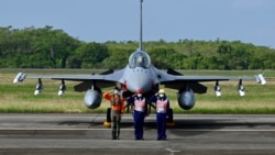 台灣空軍人員在一架完成升級的F-16V戰機交付儀式上敬禮。（2021年11月18日）