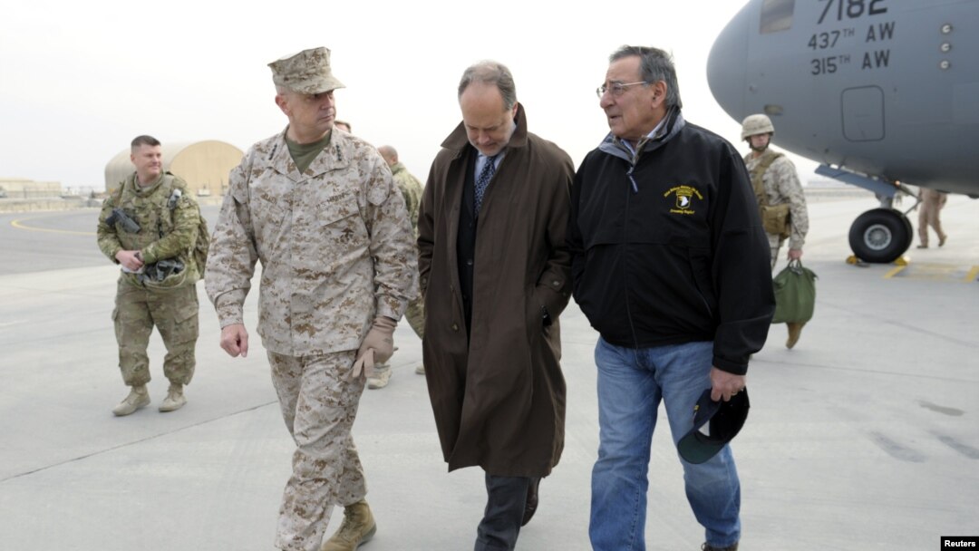 Chapdan o'ngga - xalqaro koalitsiya qo'mondoni Jon Allen, AQShning Afg'onistondagi elchisi Jeyms Kanningxem va Mudofaa vaziri Leon Panetta, Kobul, 12-dekabr, 2012 