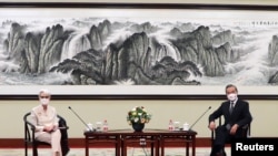 美國副國務卿謝爾曼在天津與中國外長王毅會面。 （2021年7月26日）
