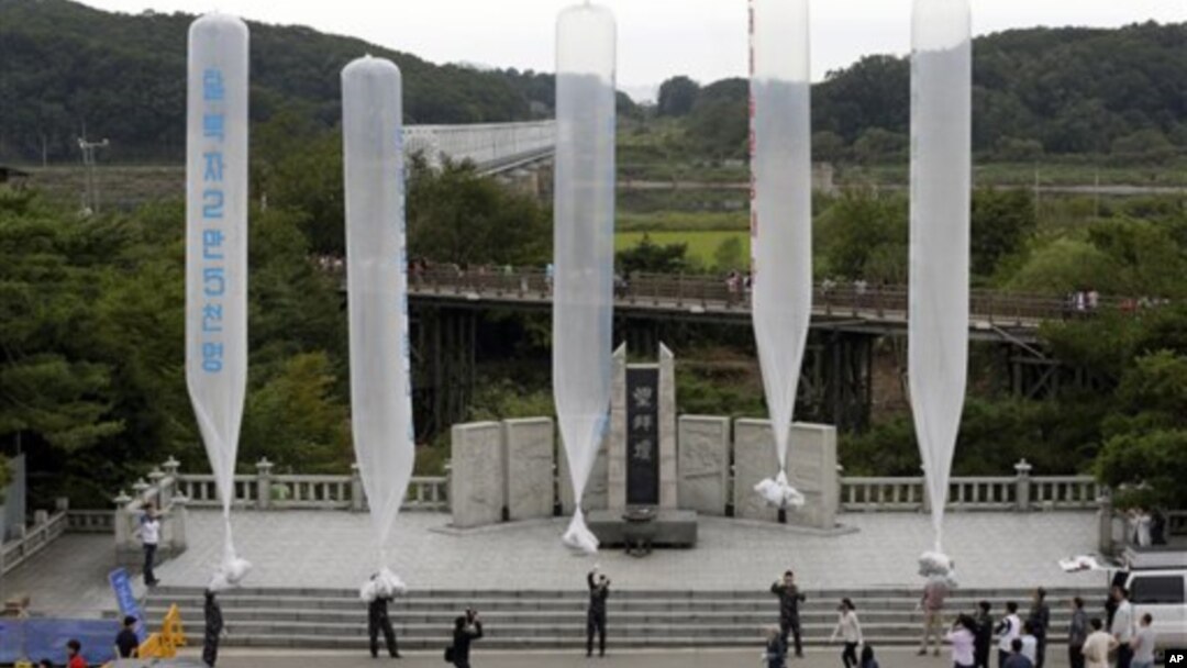 9일 한국 임직각에서 북한을 향해 전단을 살포하기위해 준비중인 탈북자단체 회원들