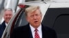 FOTO DE ARCHIVO: El expresidente de Estados Unidos y candidato presidencial republicano, Donald Trump, llega al Aeropuerto Internacional de Aberdeen, Escocia, Reino Unido, el 1 de mayo de 2023.