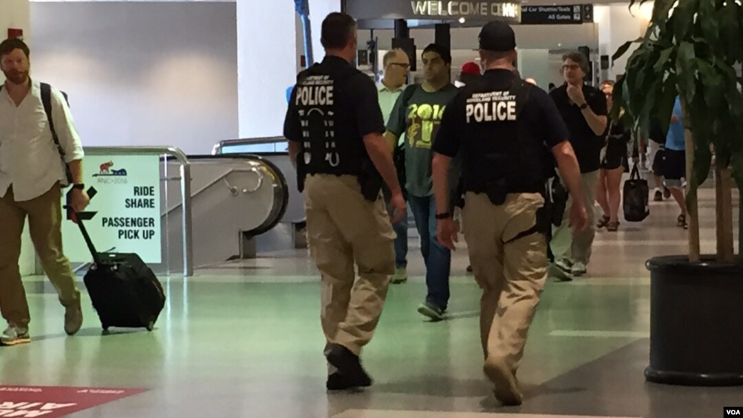 Los preparativos de seguridad son intensos y se sienten desde la llegada al aeropuerto de la ciudad. [Foto: Celia Mendoza, VOA] 