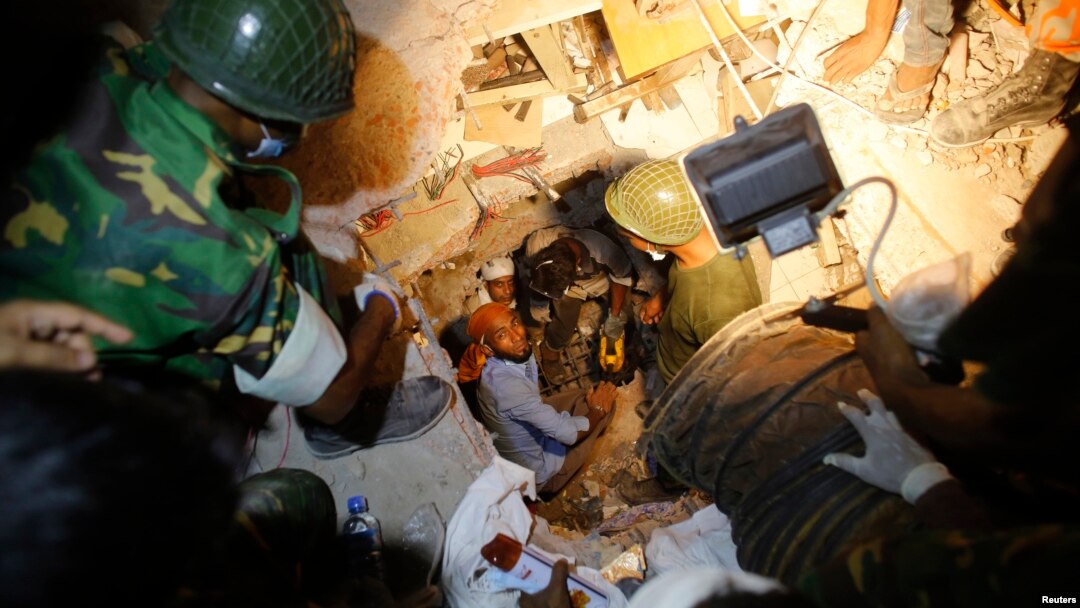 Rescue workers look for trapped garment workers at the collapsed Rana Plaza building in Savar, 30 km (19 miles) outside Dhaka, Apr. 26, 2013. 