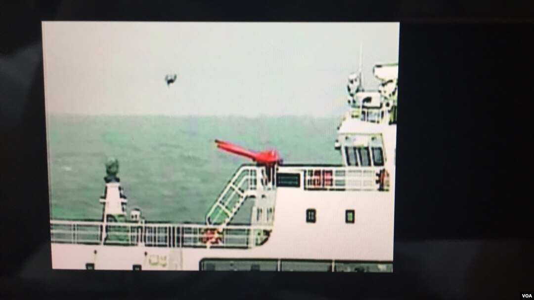 日本海上保安廳公開5月18日在釣魚島附近海域拍攝到中國海警船放飛疑似小型無人機的錄像（截圖）