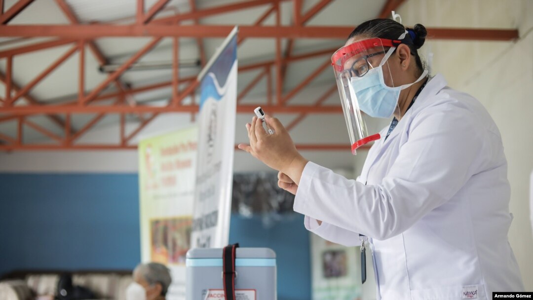 En redes sociales prolifera información falsa sobre las vacunas, lo que complica el proceso de inmunización especialmente en los países de habla hispana advierten organismos que trabajan en el campo de salud. [Foto archivo]